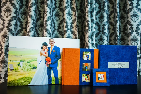 Blått och orange textil bröllop fotobok och album med bilder — Stockfoto