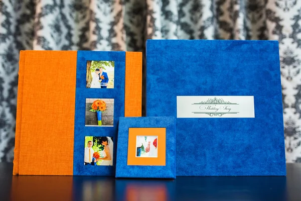 Blaue und orangefarbene Textilhochzeit Fotobuch und Album — Stockfoto