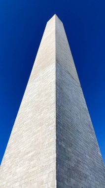 Washington, DC, ABD - 22 Kasım 2023: İkonik dikilitaş, başkentteki açık mavi gökyüzüne karşı dimdik duruyor.
