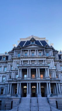 Washington, DC, ABD - 22 Kasım 2023: Washington DC 'deki zarif neoklasik cephesi Eisenhower Yönetim Ofisi Binası, gücü ve tarihi sembolize eden sütun ve basamakları sergiliyor.