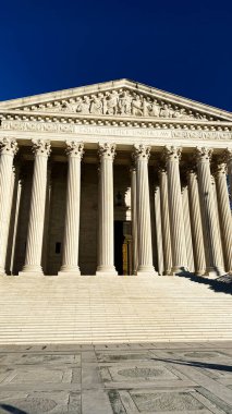 Washington, DC, ABD - 22 Kasım 2023: Yüksek kolonlar ve geniş merdivenlerle ABD Yüksek Mahkemesi binası, adalet ve güç sembolü.