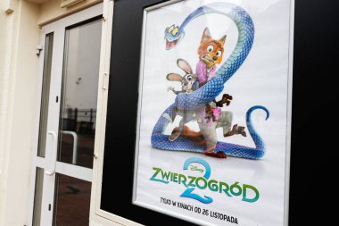 Tarnow, Polonya - 10 Ekim 2025: Renkli Zootopya 2 film afişi Tarnw, Polonya 'dan bir mağaza vitrininde sergileniyor..