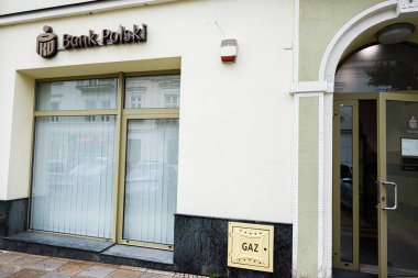 Tarnow, Polonya - 10 Ekim 2025: Tarnow, Polonya 'da Polski mağazası önü cam kapılar, büyük pencereler ve davetkar bir giriş.