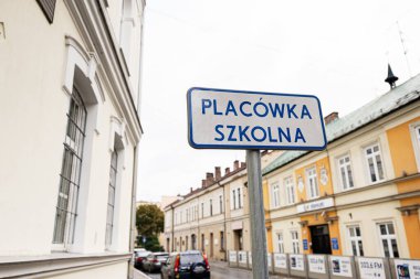 Tarnow, Polonya - 10 Ekim 2025: Mavi çerçeveli Placwka Szkolna levhası Polonya 'da Tarnow caddesinde bir okul tesisini işaret ediyor.