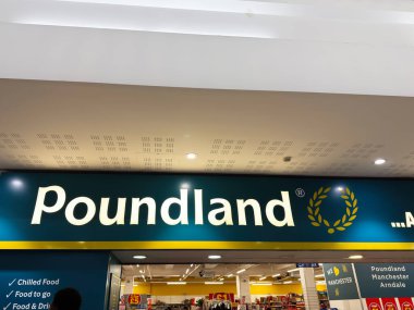 Manchester, İngiltere - 26 Eylül 2025: Bugün gıda bölümlerinin yer aldığı mavi ve sarı cepheli yoğun bir indirimli paund mağazasının içinde.