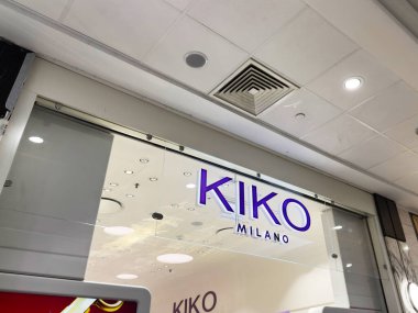 Manchester, İngiltere - 26 Eylül 2025: Cam mağaza önü ve aydınlatmalı mor KIKO Milano logosu ile modern güzellik markası.