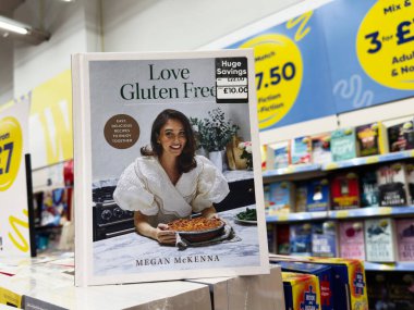 Manchester, İngiltere - 26 Eylül 2025: Megan McKenna 'nın Aşk Glütensiz Yemek Kitabı rafların yanında sergileniyor, sağlıklı yemek ve aile yemeklerini davet ediyor.