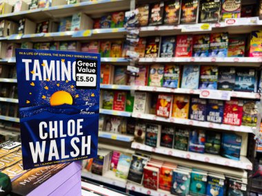 Manchester, İngiltere - 26 Eylül 2025: Evcilleştirme 7 by Chloe Walsh bir kitapçıda sergileniyor.