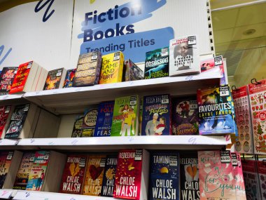 Manchester, İngiltere - 26 Eylül 2025: James Patterson 'ın Obsessed ve Layne Fargo' nun The Favourites eserlerinin yer aldığı kitapçı sergisi, Chloe Walsh 'un romanları görünür.