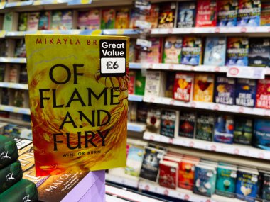 Manchester, İngiltere - 26 Eylül 2025: Alev ve Öfke Köprüsü kapağı bir kitapçının rafında, parlak sarı alevler