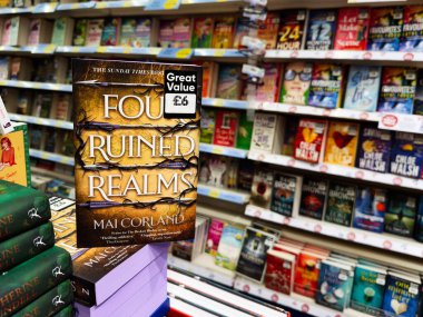 Manchester, İngiltere - 26 Eylül 2025: Mia Corland 'ın Four Ruined Realms kitabının kapağı..