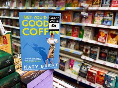 Manchester, İngiltere - 26 Eylül 2025: Katy Brent romanı I Bet You Good in a Coffin bir kitapçının kapağında mavi bir kapakta.
