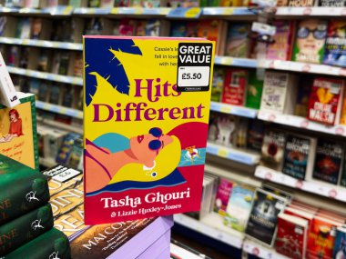 Manchester, İngiltere - 26 Eylül 2025: Tasha Ghouri ve Lizzie Huxley-Jones tarafından renkli bir kitapçıda Hits Different.