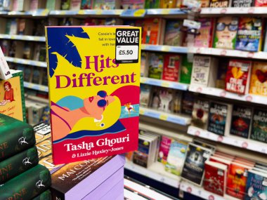 Manchester, İngiltere - 26 Eylül 2025: Hits Different by Tasha Ghouri ve Lizzie Huxley-Jones bir mağaza rafında parlak, renkli bir kitap kapağı; bir kitapçıda çarpıcı bir tasarım.