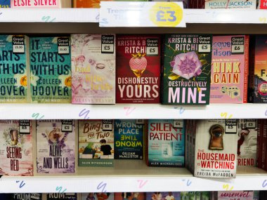 Manchester, İngiltere - 26 Eylül 2025: Görünür başlıklar arasında Krista ve Becca Ritchie 'nin Onursuz Sizleri, Freida McFadden' ın Hizmetçisi ve Alex Michaelides 'in Sessiz Hasta' sı yer alıyor..