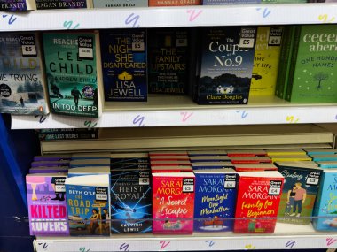Manchester, İngiltere - 26 Eylül 2025: Lisa Jewell Claire Douglas ve Adele Parks 'ın başlıklı popüler kitap rafları 