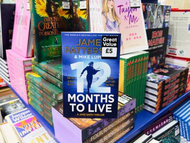 Manchester, İngiltere - 26 Eylül 2025: The Thriller 12 Months by James Patterson and Mike Lupica bir kitapçıda.