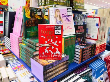 Manchester, İngiltere - 26 Eylül 2025: Susan Lewis Affet Beni 'nin parlak kırmızı kapağında yer aldığı bir kitapçıda sergi.