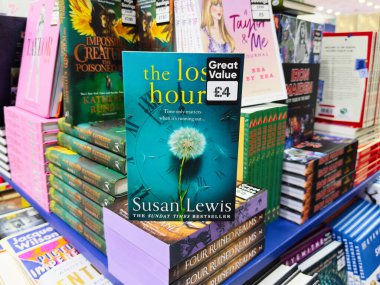 Manchester, İngiltere - 26 Eylül 2025: Susan Lewis 'in Kayıp Saatleri bir kitapçıda renkli romanlar arasında sergileniyor.