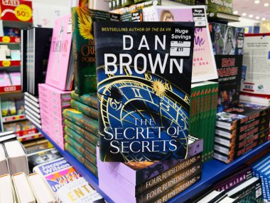 Manchester, İngiltere - 26 Eylül 2025: Dan Brown Sırların Sırrı diğer kitapların arasında kalabalık bir kitapçıda sergileniyor.