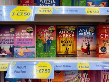 Manchester, İngiltere - 26 Eylül 2025: Tasarım: Jaci Burton ve The Paris Affair by Anton du Beke bir kitapçıda.