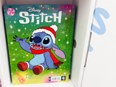 Manchester, İngiltere - 26 Eylül 2025: Disney Stitch 'in Disney' deki Noel sahnesinde renkli yeşil bir arka planda sergilediği poster.