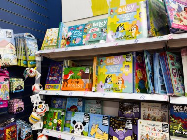 Manchester, İngiltere - 26 Eylül 2025: Flip Flap Forest ve Peter Rabbit Trick veya Beatrix Potter 'ın ikram ettiği çocuk kitapları ve bulmacalarının raflarda sergilenmesi; parlak karakterler aileleri cezbediyor.