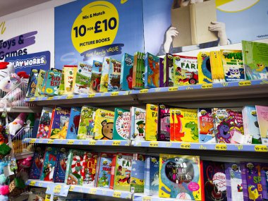 Manchester, İngiltere - 26 Eylül 2025: Bir mağaza rafında çeşitli çocuk kitapları; renkli kapaklar, fiyat etiketleri, neşeli ve aile dostu.