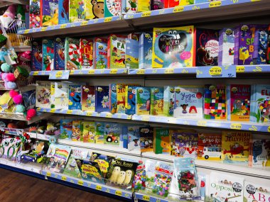 Manchester, İngiltere - 26 Eylül 2025: Renkli kapaklı parlak çocuk kitapları, aile dostu bir mağazada okuma ve öğrenme davetlisi.