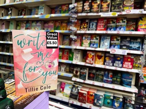 Manchester, İngiltere - 26 Eylül 2025: Tillie Cole tarafından sergilenen pembe aşk romanı, yoğun bir kitapçıda rafların arasında bana yazın..