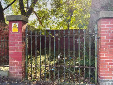 Tuğla sütunlu eski kapı Manchester 'da kentsel çürüme ile yasak park alanını gösteriyor..