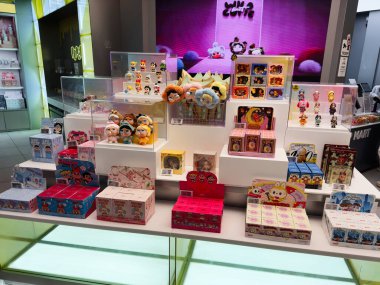 Manchester, İngiltere - 29 Eylül 2025: Manchester 'daki Parlak Pop Mart vitrininde lüks oyuncaklar ve renkli heykelcikler sergileniyor.