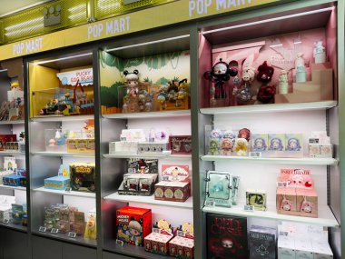 Manchester, İngiltere - 29 Eylül 2025: Manchester mağaza vitrininde ele geçirilen lüks figürler ve kutularla renkli oyuncakçı vitrinleri.