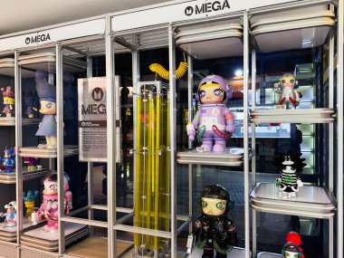 Manchester, İngiltere - 29 Eylül 2025: Manchester, İngiltere 'de modern bir galeride cam raflara yerleştirilmiş canlı Pop Mart koleksiyonu oyuncakları.