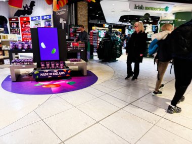 Dublin, İrlanda - 24 Ekim 2025 Dublin 'de bir alışveriş merkezinin içinde mor bir tanıtım ve müşteriler gösteren sıradan bir sahne.