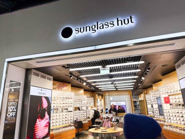 Dublin, İrlanda - 24 Ekim 2025: Dublin 'deki modern gözlük mağazası güneş gözlüğü rafları, müşterilerin göz gezdirmesi, aydınlatma ve promosyonları gösteriliyor.