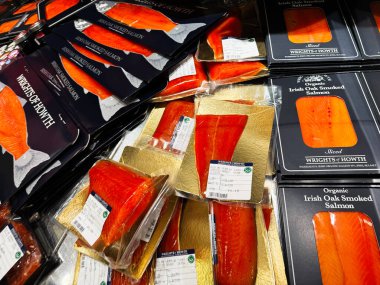 Dublin, İrlanda - 24 Ekim 2025: Wights of Howth 'tan tütsülenmiş somon balığı gösterişli kutular ve hediye paketleri içinde sunuldu, Dublin İrlanda.