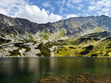 Polonya, Zakopane 'de engebeli tepeleri ve yemyeşil yemyeşil olan sakin alp gölü huzur verici doğal bir güzellik sunuyor..