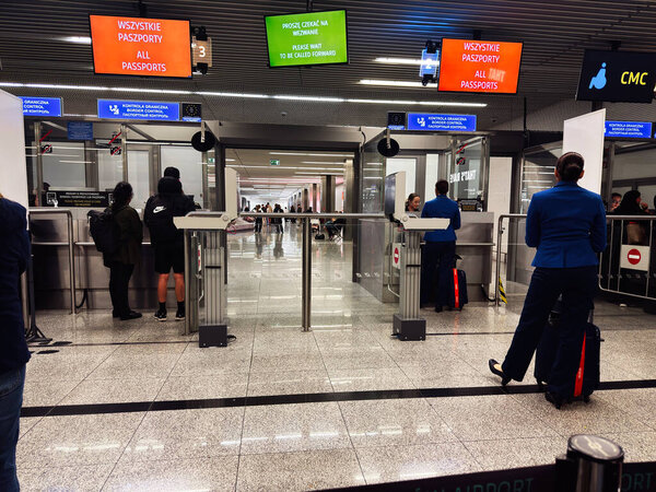 Балице, Польша - 04 октября 2025 года: Очередь путешественников на пограничный контроль в Кракове, Польша, в то время как сотрудники контролируют паспортные проверки и вывески.