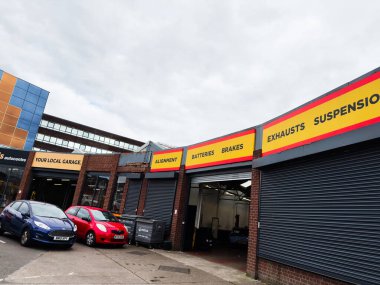 Manchester, İngiltere - 30 Eylül 2025: Manchester 'daki araba atölyesi hizalama ve fren bakımı da dahil olmak üzere makul fiyatlı oto bakım hizmeti sunuyor.