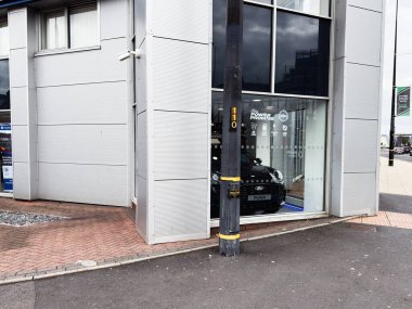 Manchester, İngiltere - 30 Eylül 2025: Manchester 'da cam bir pencerede Ford Puma arabasıyla şehir vitrini.