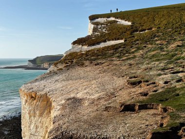 Seven Sisters boyunca kayalıklar ve deniz yamaçlarında yürüyüşçüler, doğu Sussex UK 'de kıyı ve manzara..