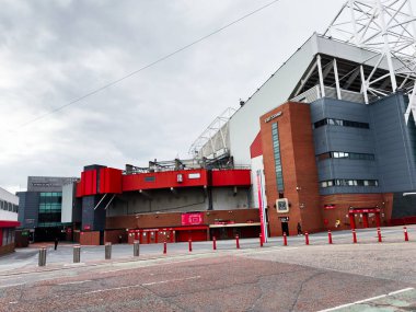 Manchester, İngiltere - 30 Eylül 2025: Kırmızı tuğlalı ve çağdaş tasarımlı Manchester stadyumunun geniş dış görüntüsü.