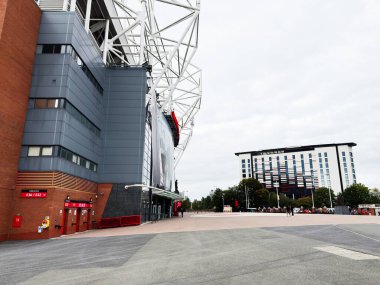 Manchester, İngiltere - 30 Eylül 2025: Manchester 'da bir stadyum cephesi ve çağdaş tuğla bina.