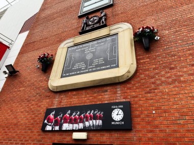 Manchester, İngiltere - 30 Eylül 2025: Bir futbol sahası diyagramı ve Manchester 'da bir Münih felaketi anısına yapılan tuğla duvar anıtı