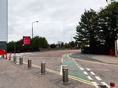 Manchester, İngiltere - 30 Eylül 2025: Manchester İngiltere 'de şehir sokağı, yiğitler, bisiklet şeridi ve bulutlu bir gökyüzü.