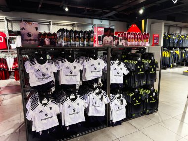 Manchester, İngiltere - 30 Eylül 2025: Manchester United formalarının beyaz ve koyu renkli ve Snapdragon sponsorlu perakende sergisi.