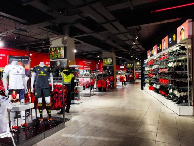 Manchester, İngiltere - 30 Eylül 2025: Manchester mağazası fanları ve müşterileri için forma ve ayakkabı sergiliyor.