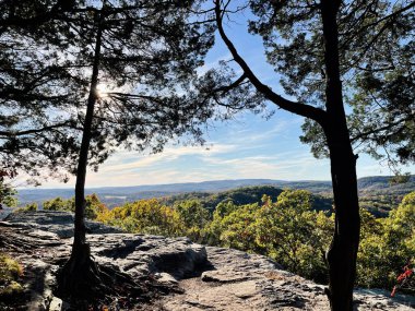 Tanrıların Bahçesi 'ndeki kayalık bir çıkıntıdan manzara, ağaçlar, uçurumlar ve geniş ovalar..