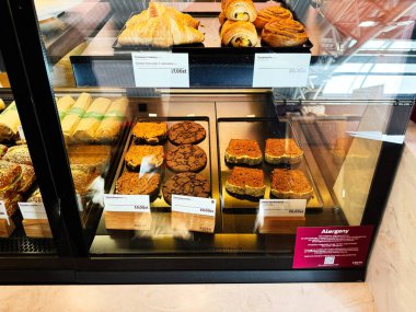 Şimdi Dwy Dwor Mazowiecki, Polonya - 22 Ekim 2025: Nowy Dwor Mazowiecki, Polonya 'daki bir fırında çeşitli hamur işleri ve kekler.